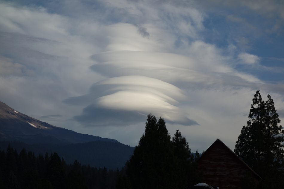 シャスタ山　UFO雲
