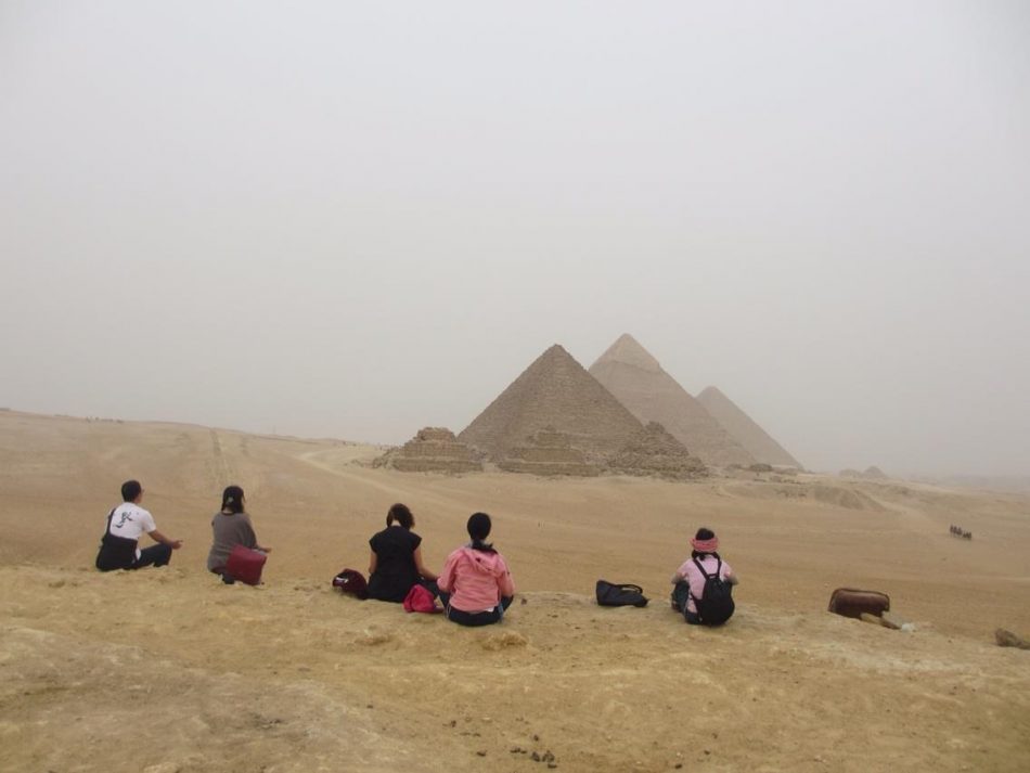 エジプト　ナインピラミッドビューでの瞑想シーン
