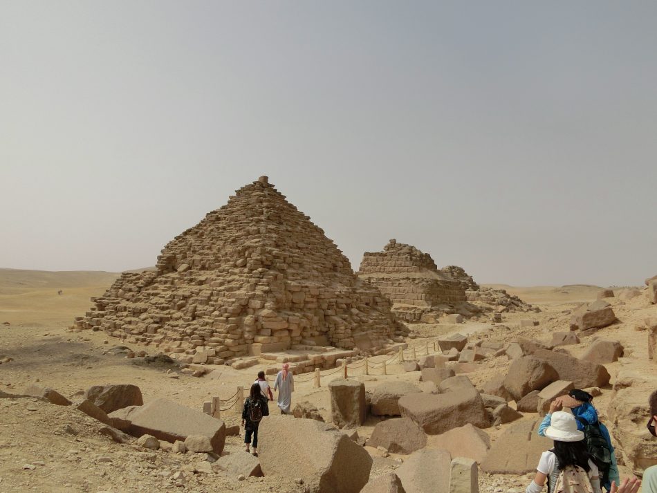 エジプト　カイロ　ギザ　王妃のピラミッド